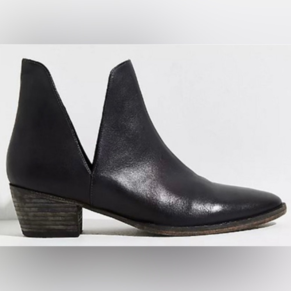 Free People Charm Double V Ankle Boots Black Leather size EU 38.5 / US 8 NWOB - Picture 2 of 10